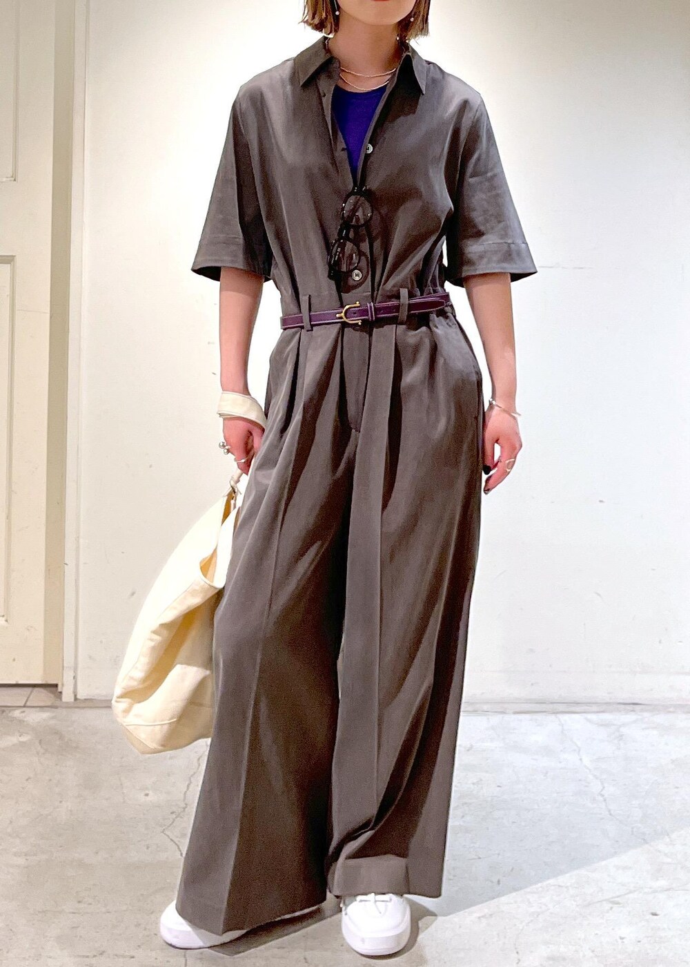 「カーキ、アメリカンスリーブ、タンクトップ、パープル、Smile Cotton、TORY LEATHER、ベルト、New Balance、CT302C、BAGNATI、ホワイト、トートバッグ、オールインワン、スニーカー、サロンアダムエロペ」｜「SALON adam et rope'の【Smile Cotton】カップ付きアメリカンスリーブタンクトップ（タンクトップ、パープル系）」を使った、michiruさん（レディース・156cm）の春コーディネートの9枚目の写真