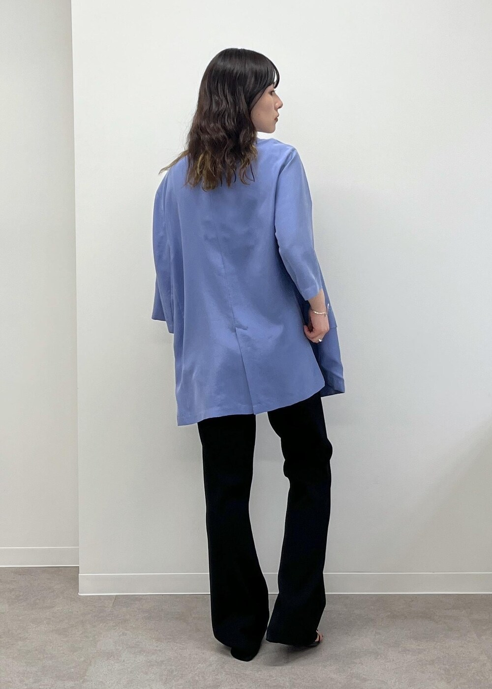 「GENTLE SILK、ウォッシャブルシルク、半袖、羽織、ブルー、レギンスパンツ、レザー、初春コーデ、春コーデ、初夏コーデ、お仕事コーデ、デートコーデ、お出かけコーデ、旅行コーデ、推し活コーデ」|「SALON adam et rope'のスプリットレザーミドルボストンバッグ 2(ボストンバッグ、ブラック系)」を使った、michiruさん(レディース・156cm)の春コーディネートの5枚目の写真