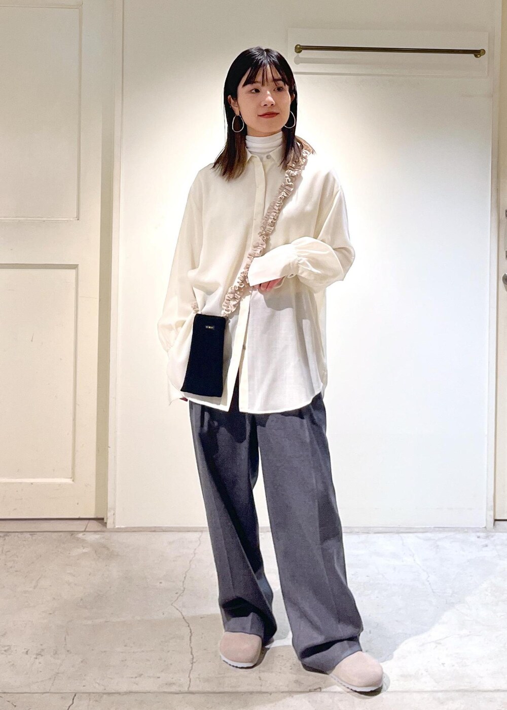 グレー系のサンダル、ホワイト系のシャツ/ブラウス、ホワイト系のTシャツ/カットソーを着用したレディースの冬コーディネートの4枚目の写真