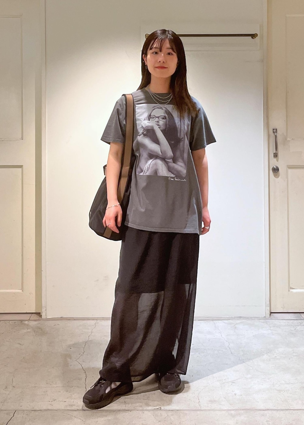 「羽織、COUTURE D'ADAM、クチュール ド アダム、チャコール、フォトプリント、タイトスカート、MOONSTAR、810s、STUDEN AERO、OUTDOOR PRODUCTS for SALON、初春コーデ、春コーデ、デートコーデ、お出かけコーデ、旅行コーデ」|「OUTDOOR PRODUCTSの【追加・A4対応】【OUTDOOR PRODUCTS for SALON】別注2WAYトートバッグ4/アウトドアプロダクツ(トートバッグ、ブラック系)」を使った、michiruさん(レディース・156cm)の春コーディネートの3枚目の写真