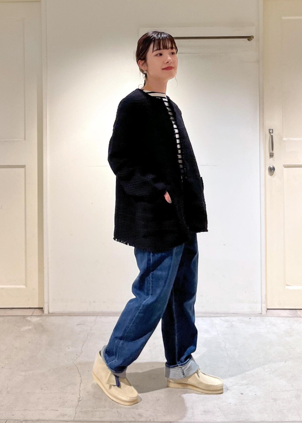 「23AW秋の新作、骨格ウェーブ、ブルベ、低身長、サロンアダムエロペ、John Branigan、SAINT JAMES、KURO、Clarks、Americana、SALON adam et ropé、ボーダー、デニム、シンプルコーデ、きれいめカジュアル」｜「John braniganの【John Branigan（ジョンブラニガン）】フリンジノーカラージャケット（ノーカラージャケット、ブラック系）」を使った、michiruさん（レディース・156cm）の秋コーディネートの6枚目の写真