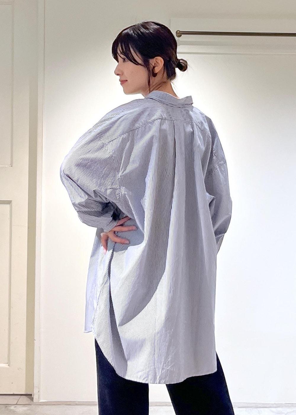 「INDIVIDUALIZED SHIRTS for SALON、INDIVIDUALIZED SHIRTS、シャツ、オーバーシャツ、ストライプ、ブルー、CreamyCotton、クリーミーコットン、スウェット、クラッチバッグ、レザー、ブラック、ハンドバッグ、セットアップ、初秋コーデ」｜「SALON adam et rope'の【2WAY】レザースクエアチェーンクラッチショルダーバッグ（ショルダーバッグ、ブラック系）」を使った、michiruさん（レディース・156cm）の夏コーディネートの6枚目の写真