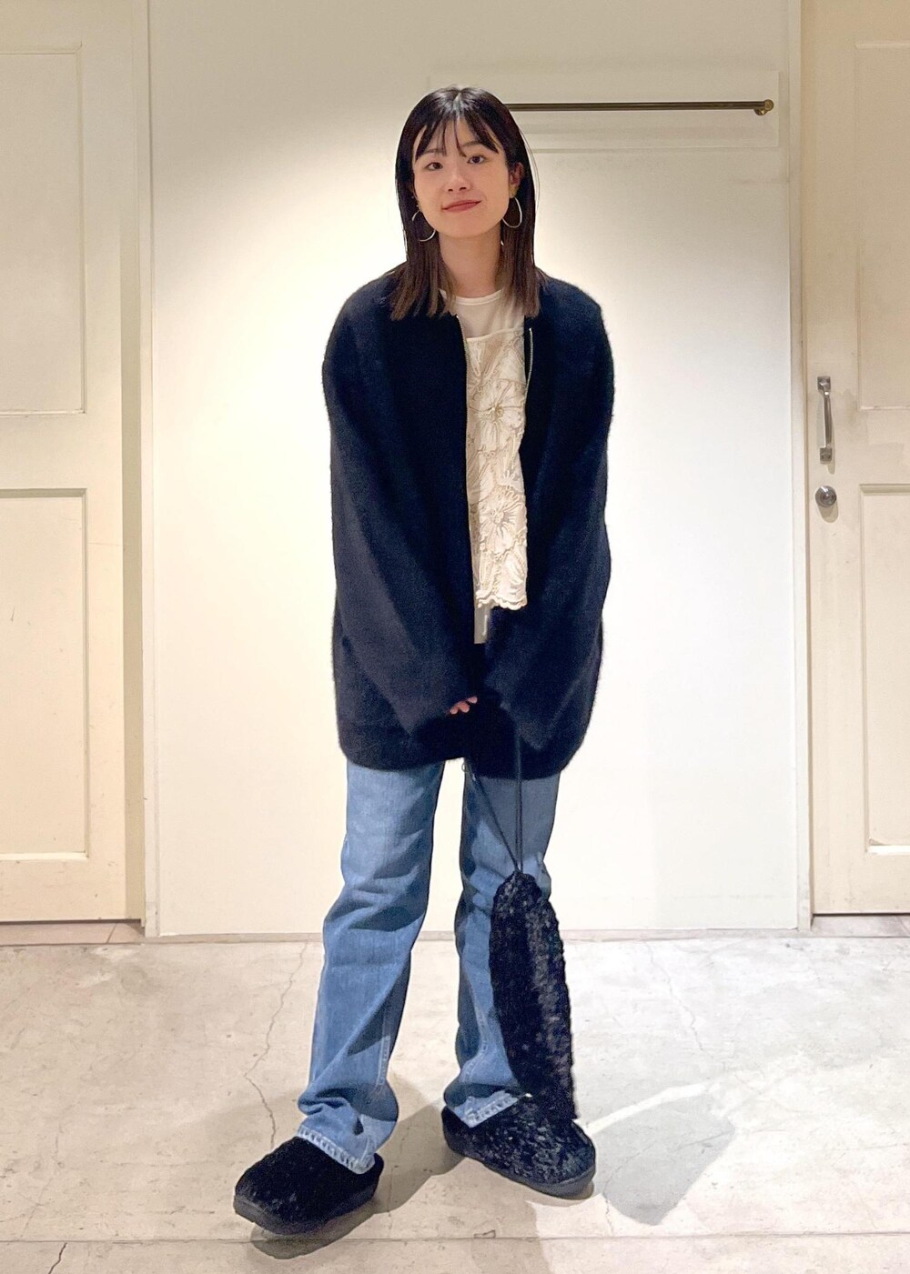 「フォックスカシミヤ、アウター、ブラック、Tシャツ、ベロア、シアー、ホワイト、レース、フラワー、RED CARD TOKYO、デニム、SUBU、スリッポン、秋コーデ、初冬コーデ」｜「SALON adam et rope'のフォックスカシミヤノーカラーブルゾン（ブルゾン、ブラック系）」を使った、michiruさん（レディース・156cm）の冬コーディネートの3枚目の写真