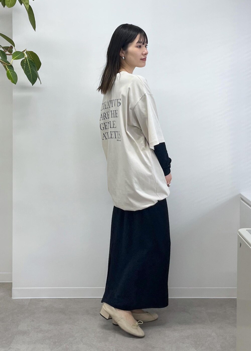 「Americana for SALON、Americana、Tシャツ、半袖、オーバーサイズ、オフホワイト、プルオーバー、クロップド丈、ラメ、ネイビー、タイトスカート、porselli、バレエヒール、ベージュ、MAISON N.H PARIS」|「SALON adam et rope'のシャイニージャカードクロップドプルオーバー(Tシャツ/カットソー、ブルー系)」を使った、michiruさん(レディース・156cm)の冬コーディネートの5枚目の写真