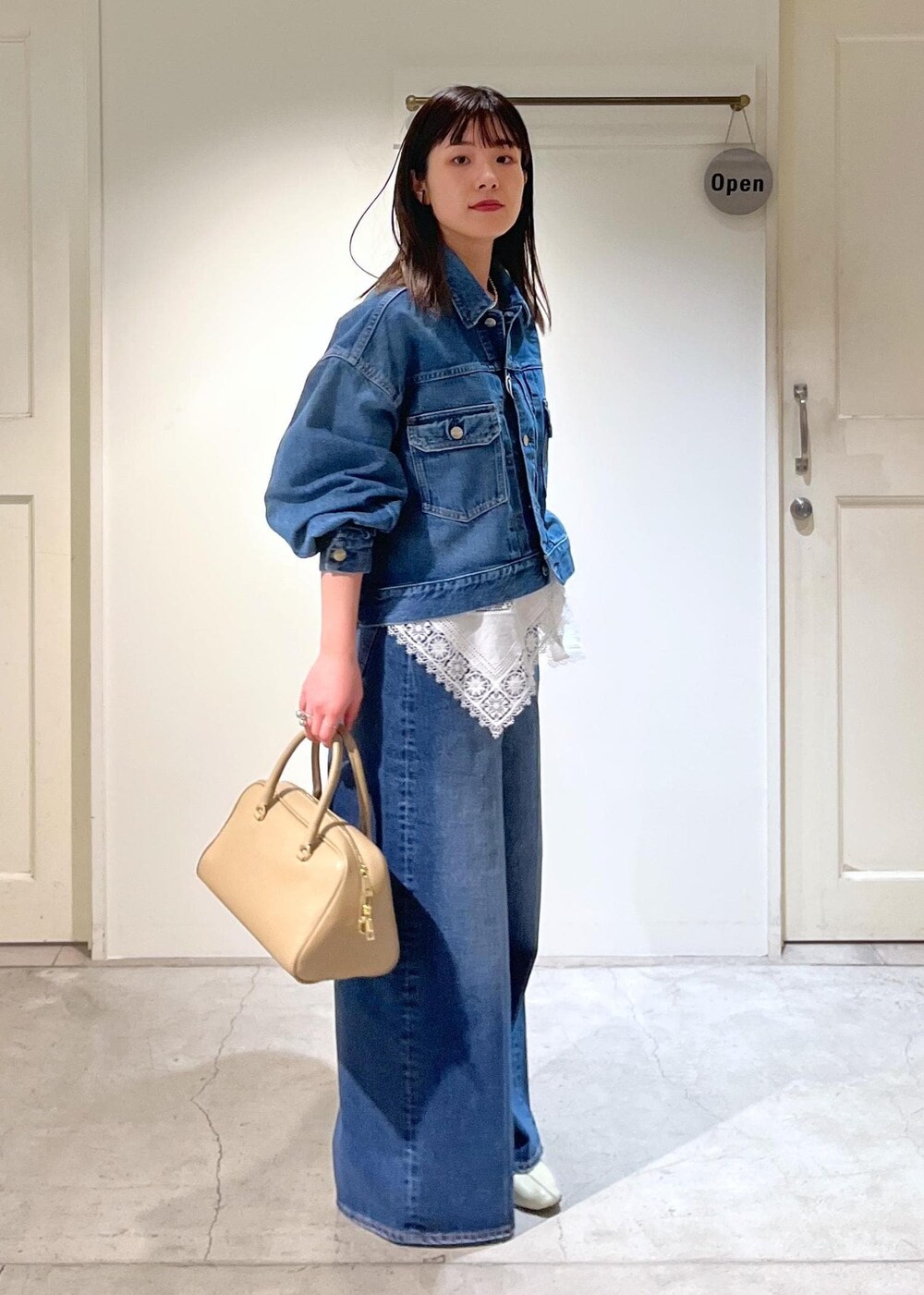 「redcardtokyo、デニムジャケット、デニム、ブルー、レース、ホワイト、バギーパンツ、AULENTTI、ショルダーバッグ、レザー、ベージュ、ERICKA NICOLAS BEGAY、シルバー、Lafayette、初春コーデ」｜「AULENTTIの【AULENTTI（オーレンティ）】DOLLAROボストンバッグ（ボストンバッグ、ベージュ系）」を使った、michiruさん（レディース・156cm）の冬コーディネートの2枚目の写真