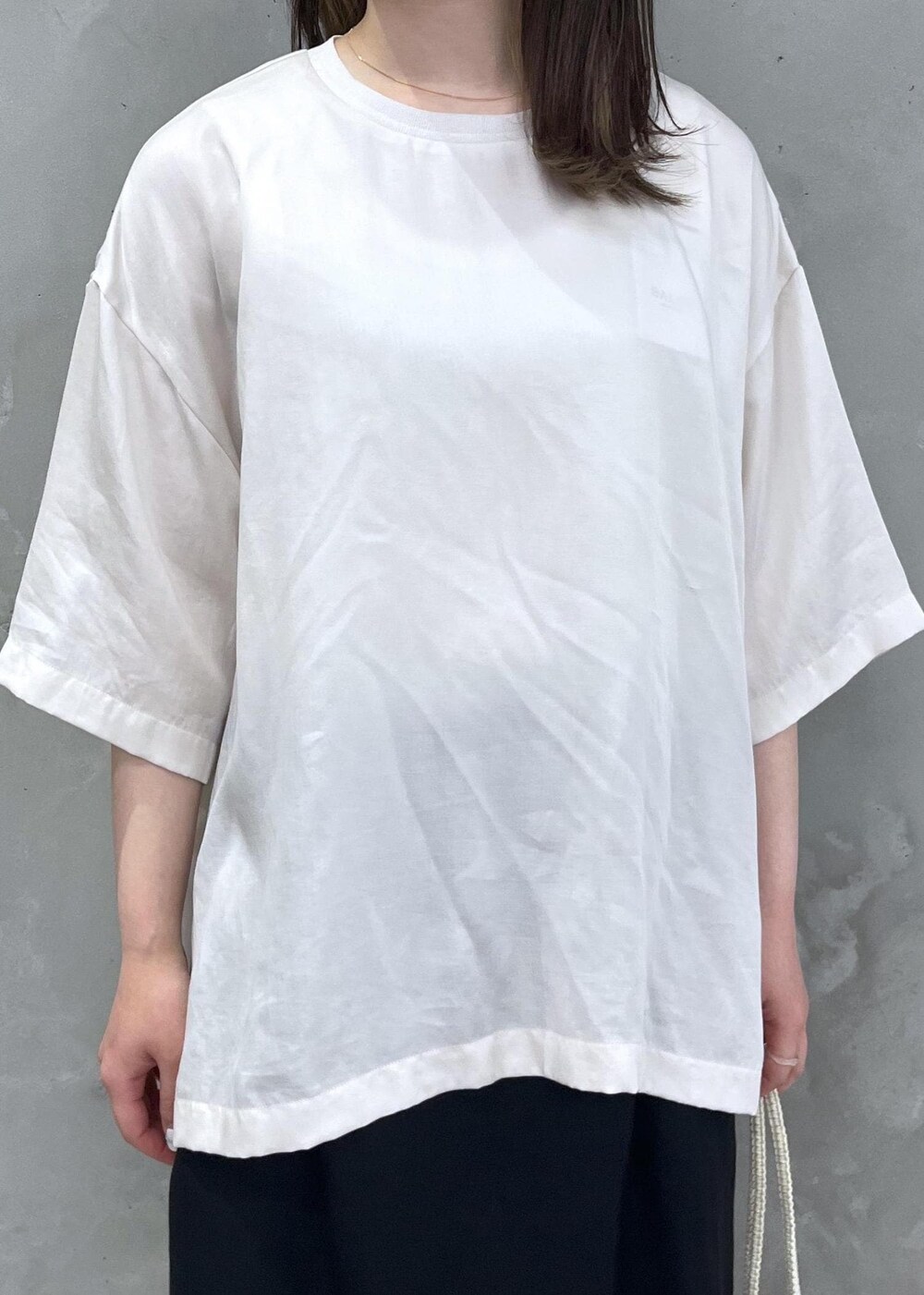 ホワイト系のTシャツ/カットソー、ホワイト系のサンダル、ホワイト系のトートバッグを着用したレディースの春コーディネートの4枚目の写真