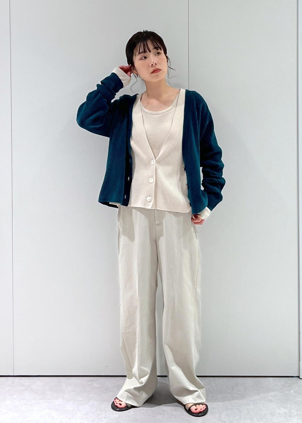 「CreamyCotton、クリーミーコットン、オーガニックコットン、Vネック、グリーン、ホワイト、ハイウエスト、BRENTELLA、ミュール、レザー、初春コーデ、春コーデ、初秋コーデ、秋コーデ、初冬コーデ」|「SALON adam et rope'のスプリットレザーミドルボストンバッグ(ボストンバッグ、ホワイト系)」を使った、michiruさん(レディース・156cm)の冬コーディネートの9枚目の写真