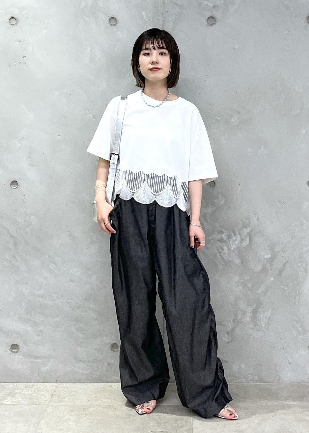 「EMYU RAKUSAI、シアー、Gabriela Coll Garments、BRENTELLA、シルバー、レザー、サロンアダムエロペ、NIPPON CULTURE、24SS春の新作、24SS予約、24SS夏の新作、骨格ウェーブ、ブルべ、春ファッション、夏ファッション」｜「SALON adam et rope'の【雑誌掲載】【追加】レザーボックスショルダーバッグ（ショルダーバッグ、シルバー系）」を使った、michiruさん（レディース・156cm）の春コーディネートの2枚目の写真