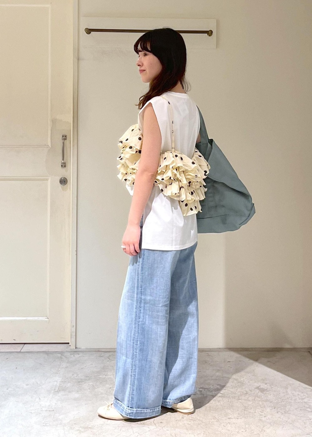 「プリマベール、RED CARD TOKYO for SALON、RED CARD TOKYO、デニム、easy SLOGAN、porselli、L.L.Bean for SALON、グロサリートート、マザーズバッグ、旅行バッグ、チャーム、2025JUNPRESS対象商品、crinkle crinkle crinkle、クリンクルクリンクルクリンクル、キャミソール」｜「SALON adam et rope'のプリマベールショルダータックノースリーブプルオーバー［UVケア・洗える］（Tシャツ/カットソー、ホワイト系）」を使った、michiruさん（レディース・156cm）の春コーディネートの5枚目の写真