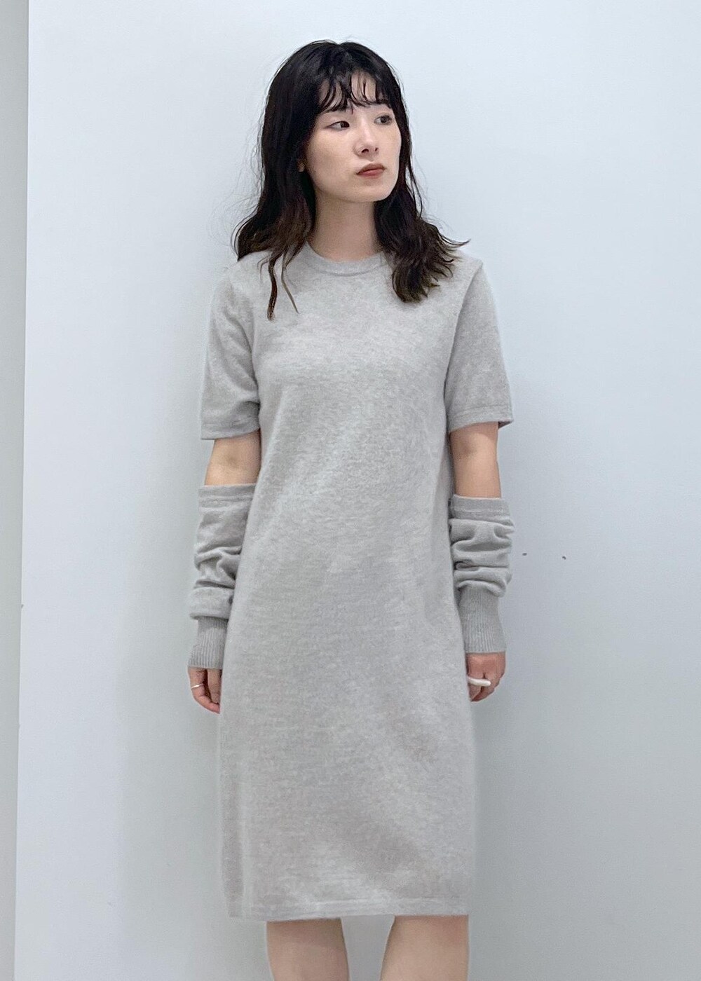 ブラウン系のショルダーバッグ、ベージュ系のワンピース、ブラック系のその他シューズを着用したレディースの秋コーディネートの9枚目の写真