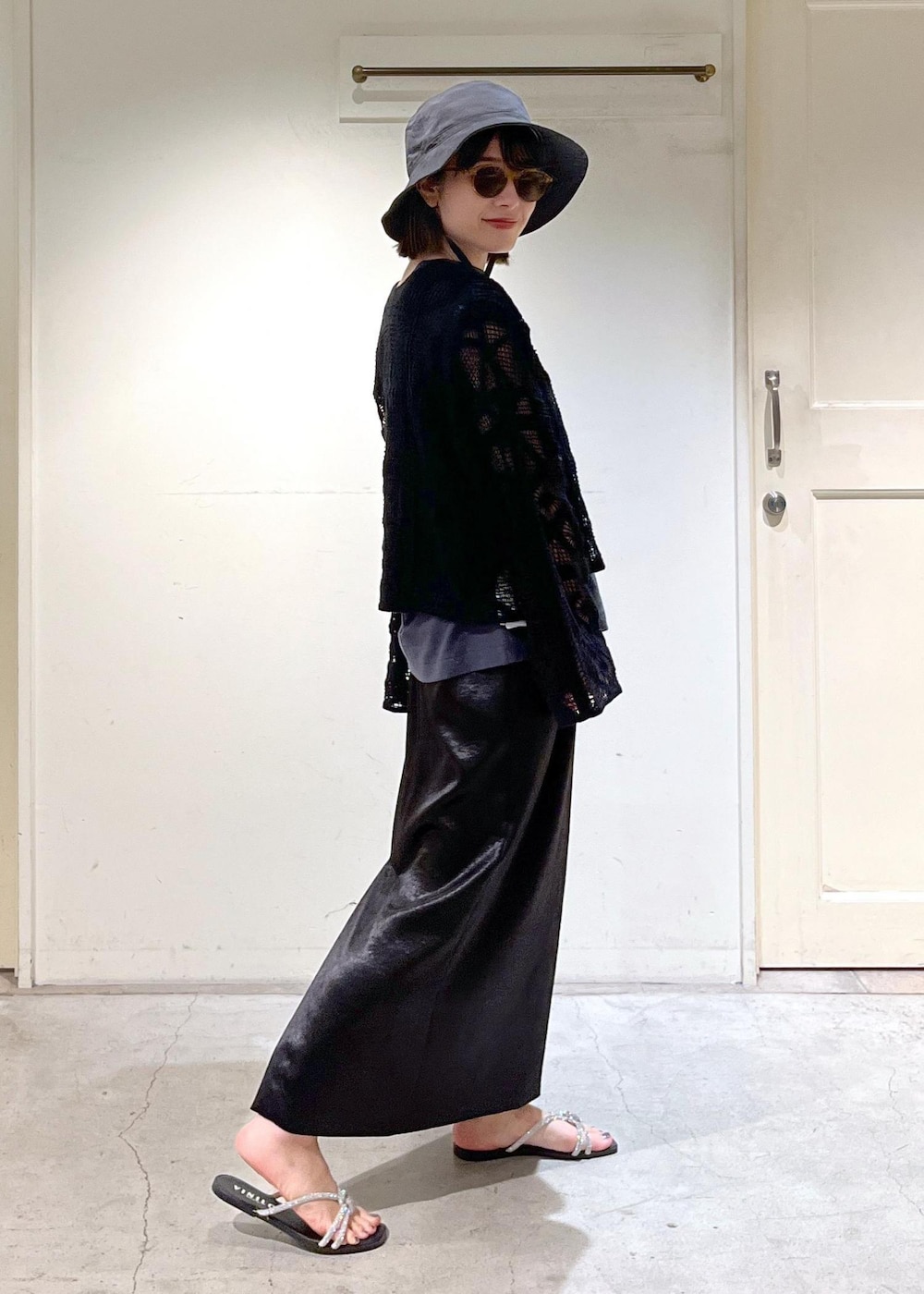 「カーディガン、2way、クロシェ編み、レース、Americana、VINILO、別注、chisaki、帽子、IZIPIZI、サングラス、ブラック、プルオーバー、ネイビー、ロゴ」|「SALON adam et rope'のシャイニーナロースカート【洗える】(スカート、ブラック系)」を使った、michiruさん(レディース・156cm)の春コーディネートの7枚目の写真