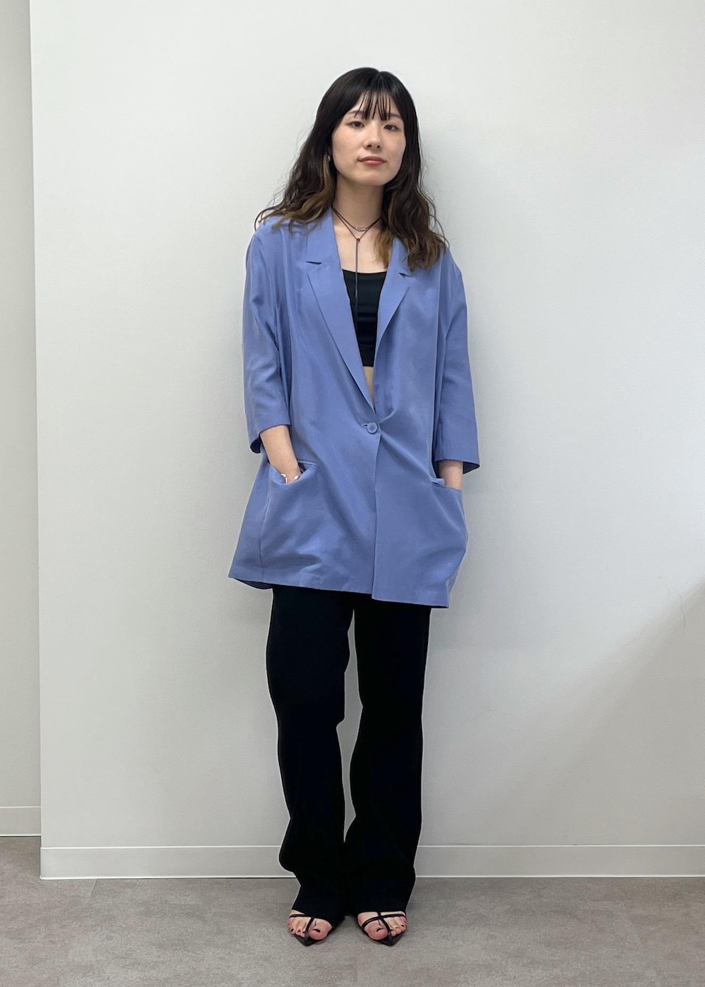 「GENTLE SILK、ウォッシャブルシルク、半袖、羽織、ブルー、レギンスパンツ、レザー、初春コーデ、春コーデ、初夏コーデ、お仕事コーデ、デートコーデ、お出かけコーデ、旅行コーデ、推し活コーデ」|「SALON adam et rope'のスプリットレザーミドルボストンバッグ 2(ボストンバッグ、ブラック系)」を使った、michiruさん(レディース・156cm)の春コーディネートの8枚目の写真