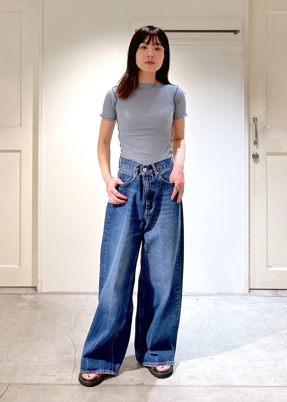 「Baserange、Tシャツ、シアー、ライトグレー、ホルターネックドレス、エプロン、ロング丈、ホワイト、オーガニックコットン、シルク、デニム、バギーデニム、ワイドパンツ、ブルー、MOHI」｜「SALON adam et rope'のセンタープレスバギーデニム（デニムパンツ、ブルー系）」を使った、michiruさん（レディース・156cm）の冬コーディネートの7枚目の写真