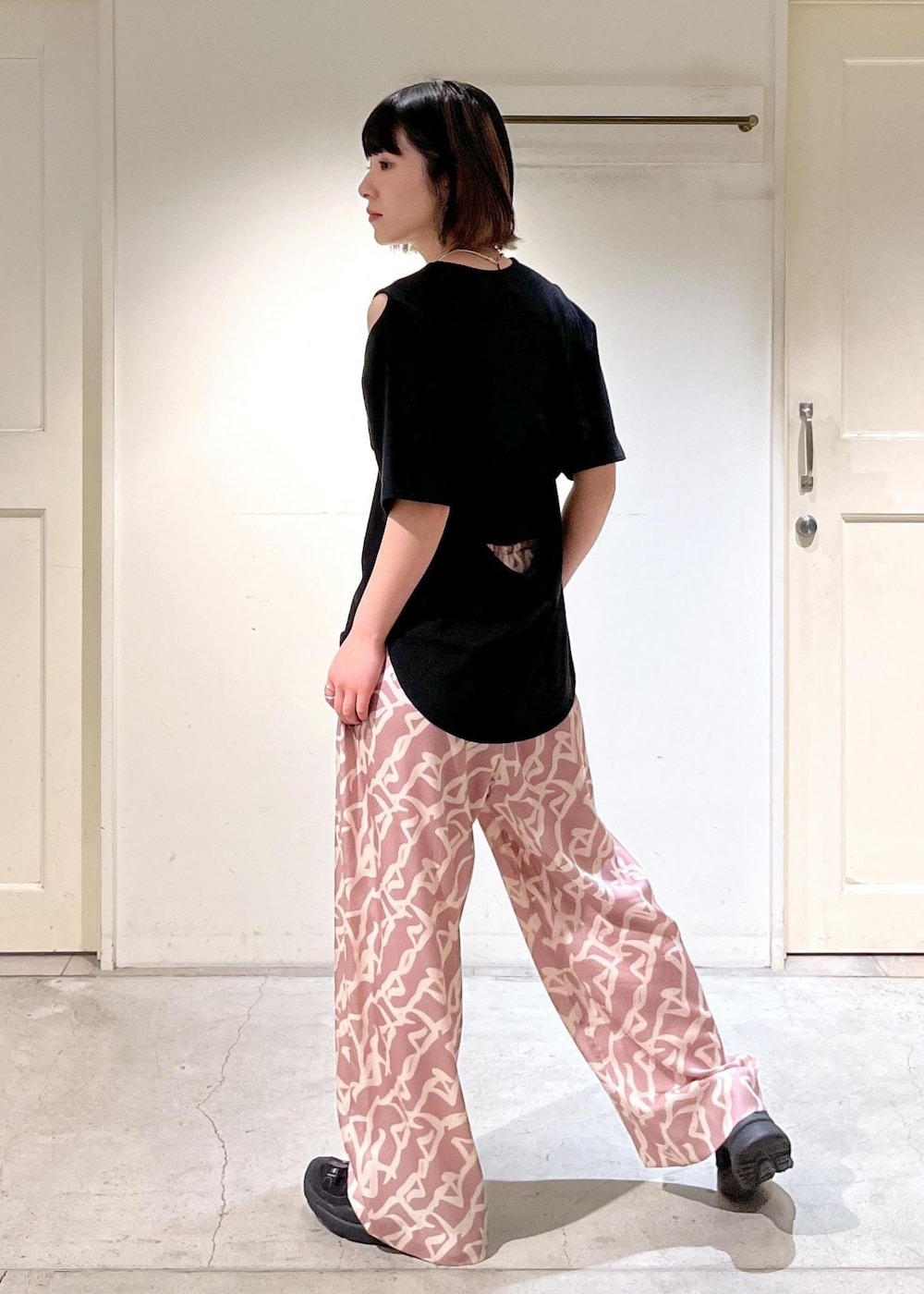 「DELIY、シーサイドダンサープリント、KEEN、ハンドバッグ、BAGMATI、カゴバッグ、ERICKA NICOLAS BEGAY、シルバーアクセサリー、ブラック、ショルダーバッグ、プルオーバー、オープンショルダー、パンツ、ピンク、ワイド」|「SALON adam et rope'のシーサイドダンサープリントパンツ【セットアップ対応】(その他パンツ、イエロー系)」を使った、michiruさん(レディース・156cm)の春コーディネートの3枚目の写真