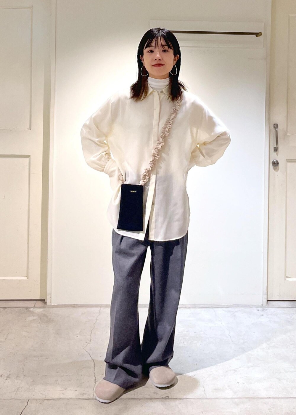 グレー系のサンダル、ホワイト系のシャツ/ブラウス、ホワイト系のTシャツ/カットソーを着用したレディースの冬コーディネートの5枚目の写真