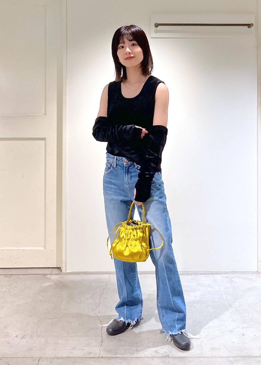 「クラッシュベロア、RED CARD TOKYO、LESLIE、MOONSTAR、ラバーシューズ、チェーンバッグ、ミニバッグ、audrey hepburn、audrey hepburn collection by jun、オードリー・ヘプバーン、オードリー・ヘプバーンコレクションバイジュン、アームカバー、NativeSilverStreams、シルバー、イエロー」|「MoonStarの【MOONSTAR FINE VULCANIZED(ムーンスター)】LITE PRIM ST(その他シューズ、ブラック系)」を使った、michiruさん(レディース・156cm)の夏コーディネートの2枚目の写真