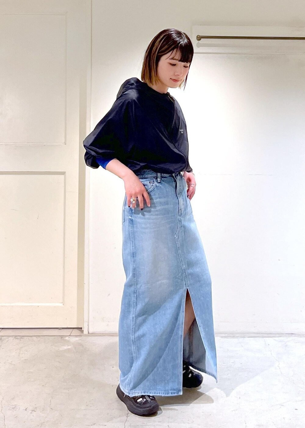 「Americana、ナイロンパーカー、シアー、RED CARD TOKYO、Cameron、デニムスカート、KEEN、WK450 SANDAL、BAGMATI、トートバッグ、ブラック、スカート、ブルー、デニム、サンダル」|「SALON adam et rope'のシアークルーネックロングスリーブTシャツ(Tシャツ/カットソー、ブルー系)」を使った、michiruさん(レディース・156cm)の春コーディネートの4枚目の写真