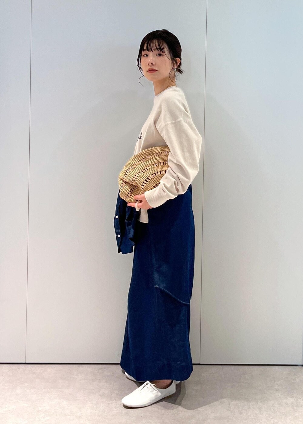「CreamyCotton、クリーミーコットン、オーガニックコットン、プルオーバー、ホワイト、ロゴ、デニムシャツ、デニム、シャツ、アシンメトリー、ドレープスカート、ネイビー、porselli、ジャズシューズ、MAISON N.H PARIS」|「E.PORSELLIの【porselli(ポルセリ)】jazz shoes solid/ジャズシューズ(その他シューズ、ホワイト系)」を使った、michiruさん(レディース・156cm)の冬コーディネートの3枚目の写真