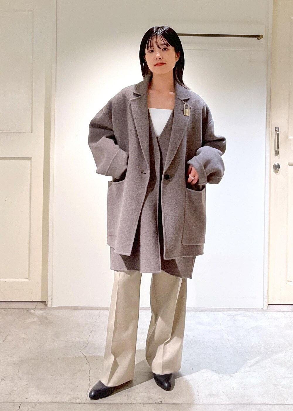 「ピュアラムウール、ジャケット、アウター、グレー、ジャケットコート、ジレ、キャミソール、ホワイト、VISTO WOOL GABA、ワイドパンツ、ストレート、ベージュ、REMME、ショートブーツ、ブラック」｜「SALON adam et rope'の[追加]コットンリブカップ付きベアキャミ2（チューブトップ、ホワイト系）」を使った、michiruさん（レディース・156cm）の秋コーディネートの6枚目の写真