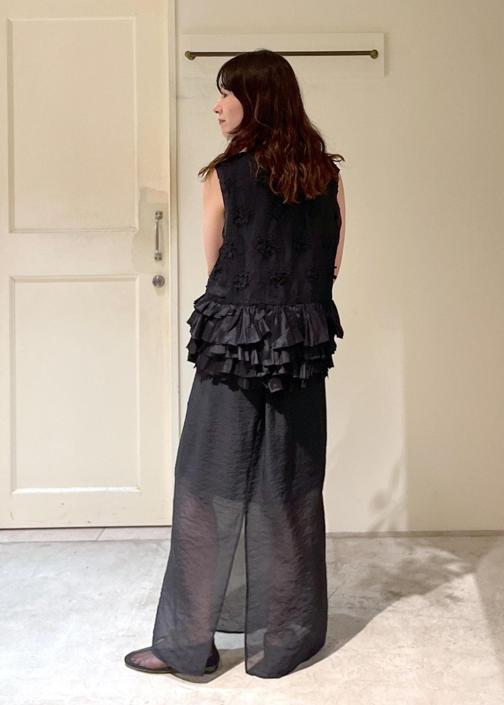 「crinkle crinkle crinkle、ベスト、ジレ、タイトスカート、REMME、Brady、ELY、ミニバッグ、ERICKA NICOLAS BEGAY、シルバー925、フリルベスト、初夏コーデ、夏コーデ、デートコーデ、お出かけコーデ」｜「REMMEの【REMME(レメ)】メッシュフラットシューズ（パンプス、ブラック系）」を使った、michiruさん（レディース・156cm）の春コーディネートの6枚目の写真