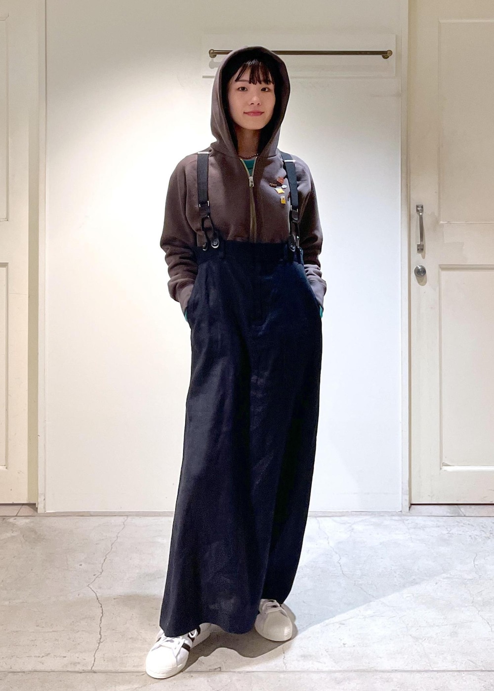 「アズマ裏毛、クロップド丈、カーキ、Baserange、Tシャツ、ブルー、トラペーズライン、ヨーロピアンフラックス、リネン、サスペンダー、ブラック、WEB限定、adidas、SUPERSTAR82、ホワイト」|「AMERICANAの【Americana(アメリカーナ) for SALON】別注CAP(キャップ、ブラック系)」を使った、michiruさん(レディース・156cm)の冬コーディネートの8枚目の写真