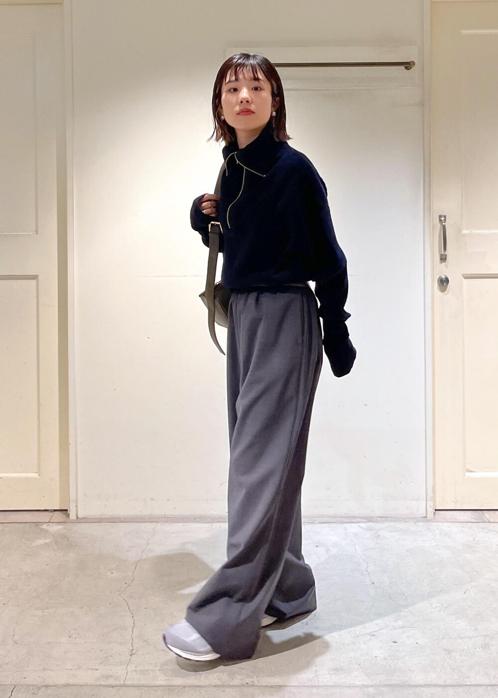 「23AW秋の新作、骨格ウェーブ、ブルベ、低身長、サロンアダムエロペ、Creamy Cotton、クリーミーコットン、ハーフジップ、Americana、アメリカーナ、別注、スラックス、チャコール、New Balance、ニューバランス」｜「SALON adam et rope'のハーフジッププルオーバー-CreamyCotton /クリーミーコットン-（ニット/セーター、ブラック系）」を使った、michiruさん（レディース・156cm）の秋コーディネートの6枚目の写真