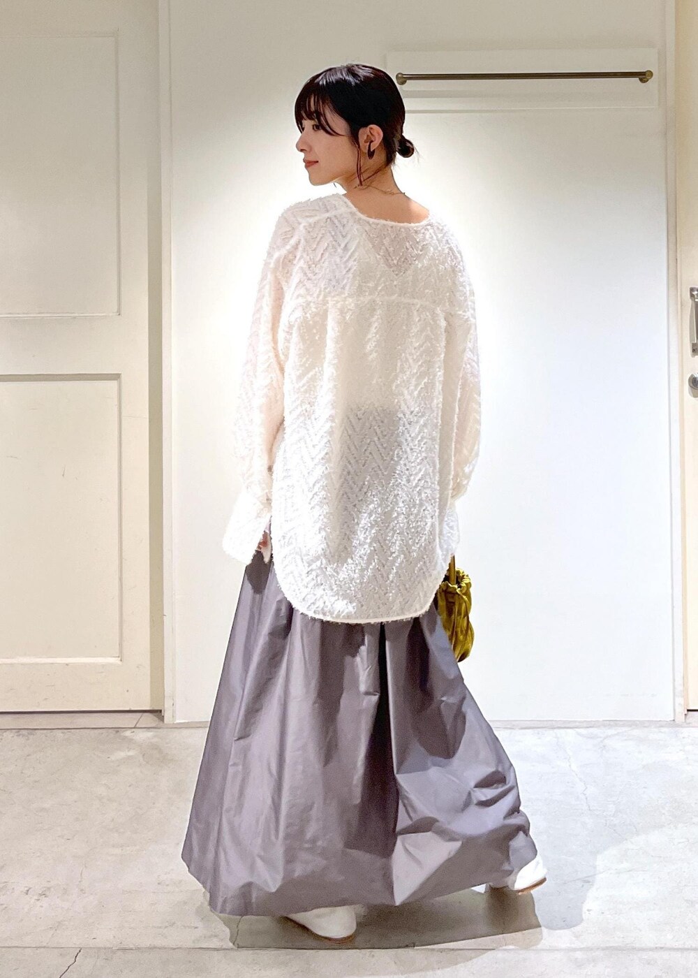 「新作、ジャガード、シャツ、ブラウス、羽織り、タフタ、porselli、ジャズシューズ、CreamyCotton、クリーミーコットン、靴下、チェーンバッグ、ハンドバッグ、イエロー、フリンジ」｜「E.PORSELLIの【porselli（ポルセリ）】jazz shoes solid/ジャズシューズ（その他シューズ、ホワイト系）」を使った、michiruさん（レディース・156cm）の秋コーディネートの6枚目の写真