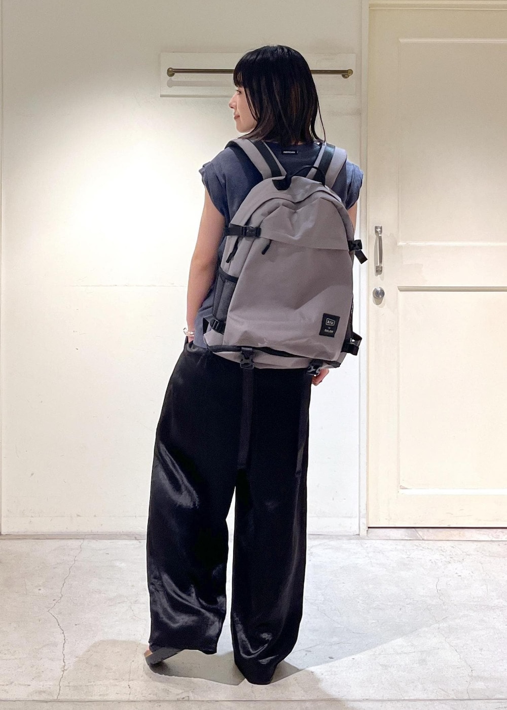 「夏コーデ、デザインTOPS、Americana、チャコール、オールインワン、アセテート、サテン、BIRKENSTOCK、Arizona Platform Flex Mesh、KiU for SALON、KiU、リュック、別注、アクティブコーデ、バックパック」｜「AMERICANAの【Americana（アメリカーナ）】ロゴプリントロールアップT2（Tシャツ/カットソー、ブラック系）」を使った、michiruさん（レディース・156cm）の夏コーディネートの6枚目の写真