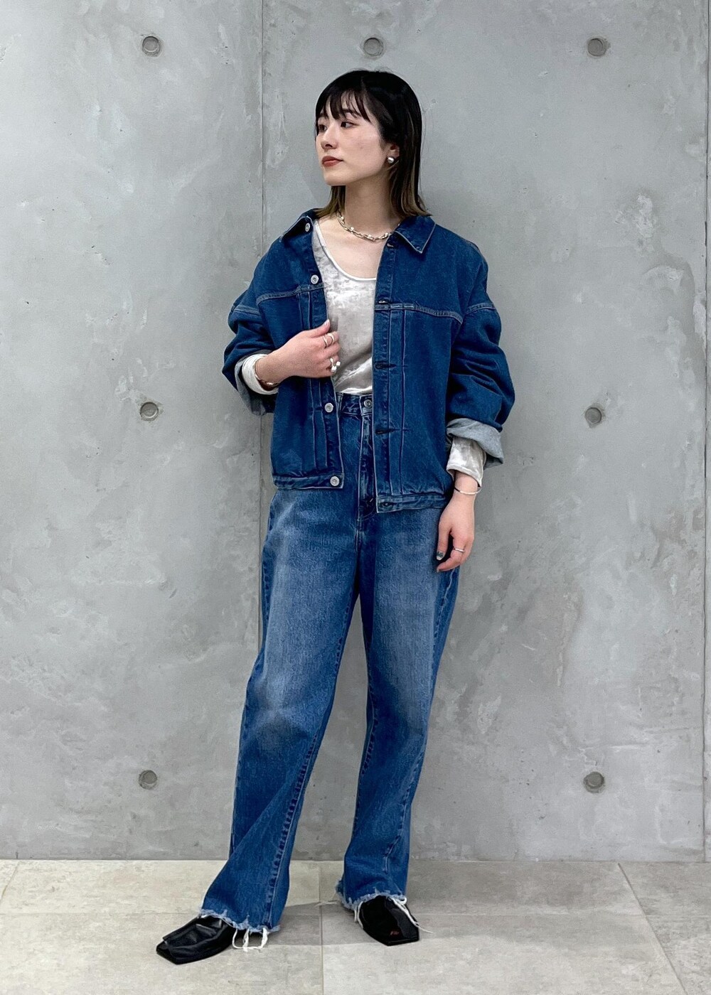 「24SS春の新作、KURO、クロ、ベロア、Tシャツ、2way、別注、サロンアダムエロペ、Gabriela Coll Garments、ガブリエラコールガーメンツ、ブルー、デニム、ジャケット、インディゴブルー、ベージュ」｜「SALON adam et rope'のクラッシュベロア2WAYロングスリーブTシャツ【セットアップ対応・洗える】（Tシャツ/カットソー、ベージュ系）」を使った、michiruさん（レディース・156cm）の冬コーディネートの4枚目の写真