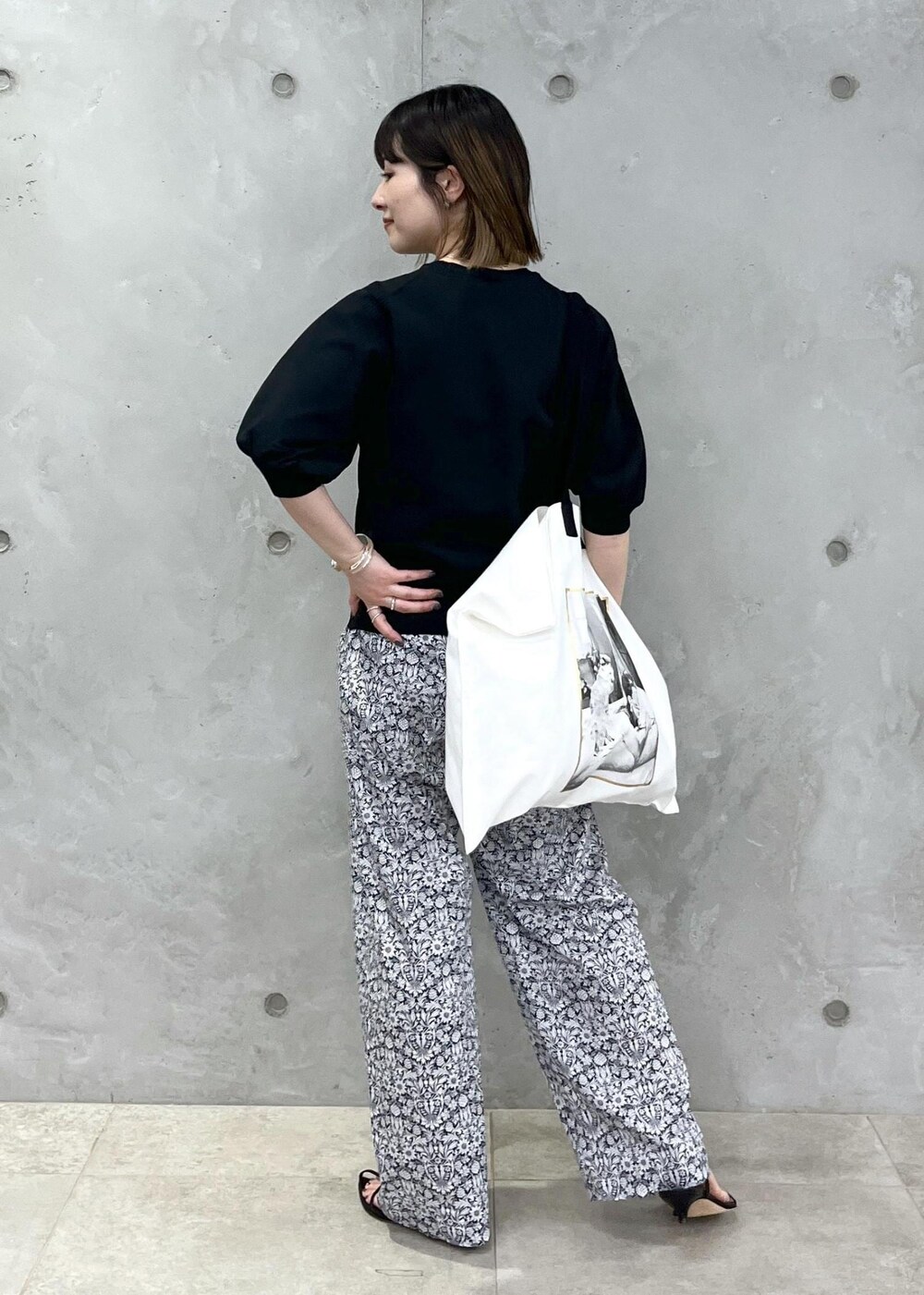 「audrey hepburn、audrey hepburn collection by jun、オードリー・ヘプバーン、オードリー・ヘプバーンコレクションバイジュン、Special2024、ニット、LIBERTY、リバティ、BRENTELLA、トートバッグ、ブラック、プルオーバー、ホワイト、パンツ、サンダル」|「SALON adam et rope'の【BRENTELLA(ブレンテッラ)】アンクルストラップサンダル(サンダル、ブラック系)」を使った、michiruさん(レディース・156cm)の夏コーディネートの4枚目の写真