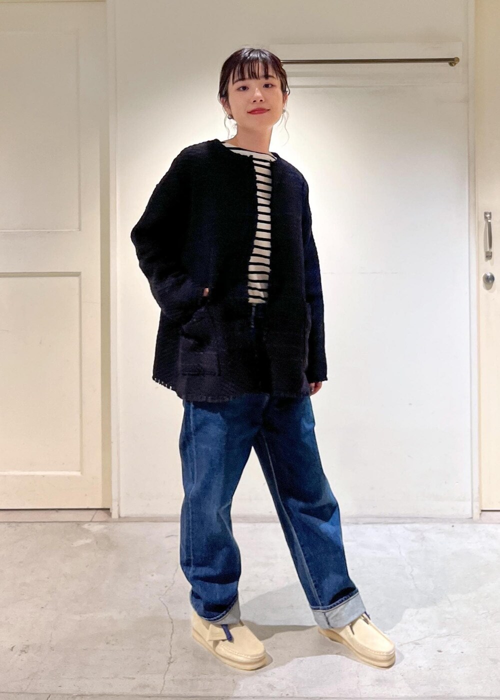 「23AW秋の新作、骨格ウェーブ、ブルベ、低身長、サロンアダムエロペ、John Branigan、SAINT JAMES、KURO、Clarks、Americana、SALON adam et ropé、ボーダー、デニム、シンプルコーデ、きれいめカジュアル」｜「John braniganの【John Branigan（ジョンブラニガン）】フリンジノーカラージャケット（ノーカラージャケット、ブラック系）」を使った、michiruさん（レディース・156cm）の秋コーディネートの5枚目の写真