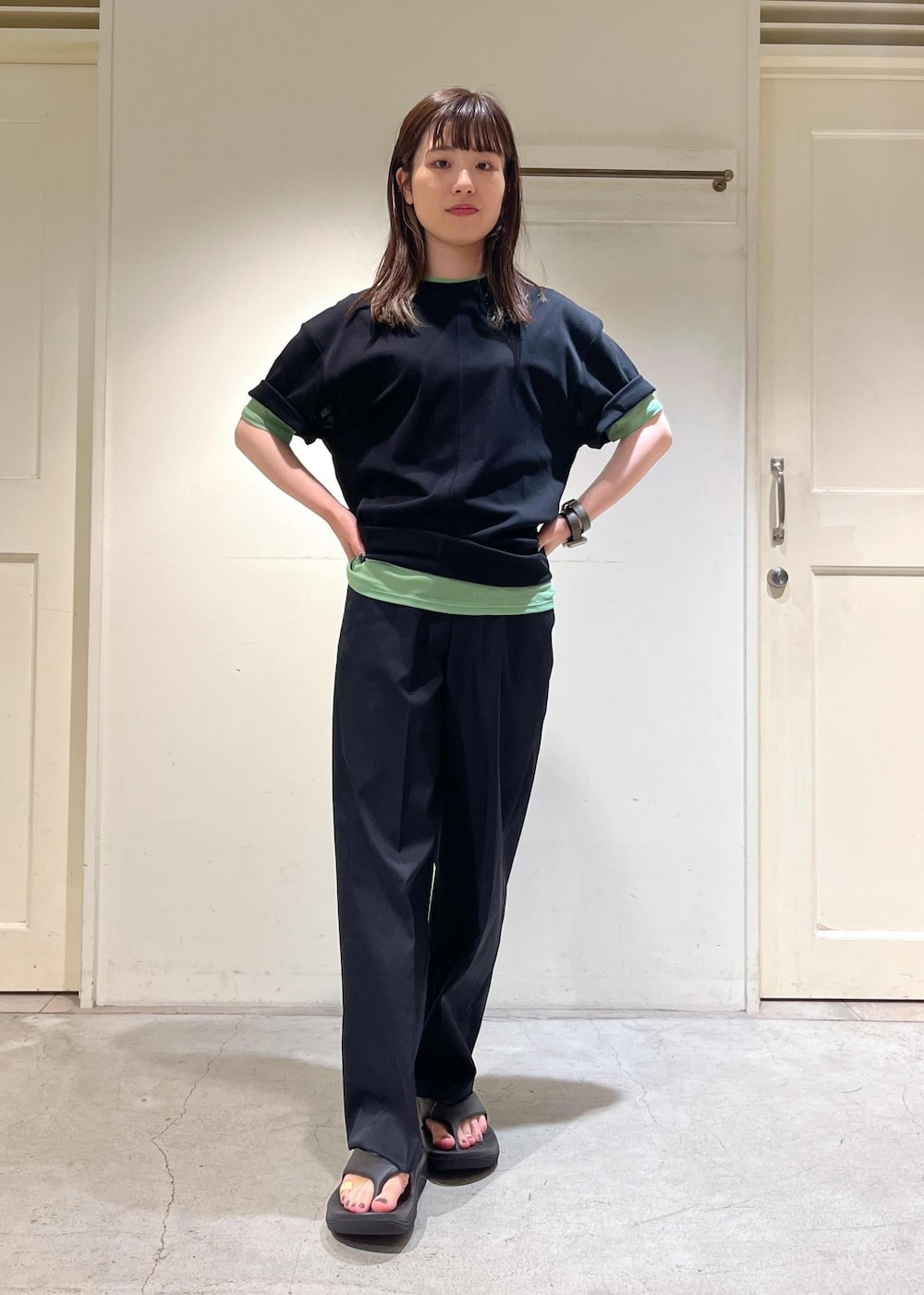 ブラック系のその他パンツ、ブラック系のTシャツ/カットソー、ブラック系のサンダルを着用したレディースの夏コーディネートの2枚目の写真