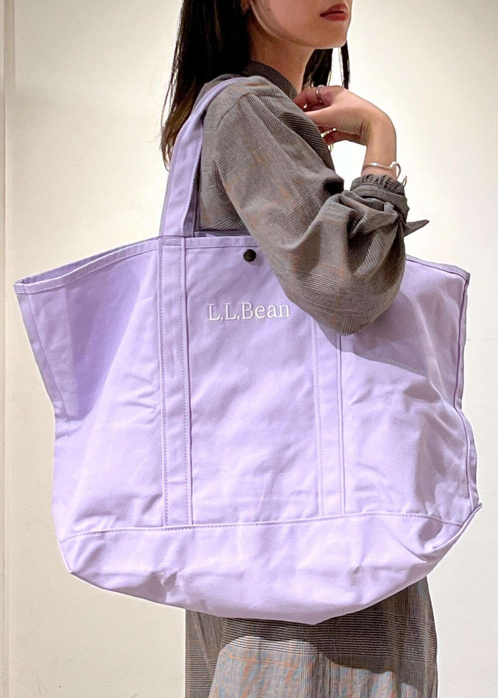 ブラック系のその他パンツ、ブラック系のシャツ/ブラウス、パープル系のトートバッグを着用したレディースの夏コーディネートの7枚目の写真