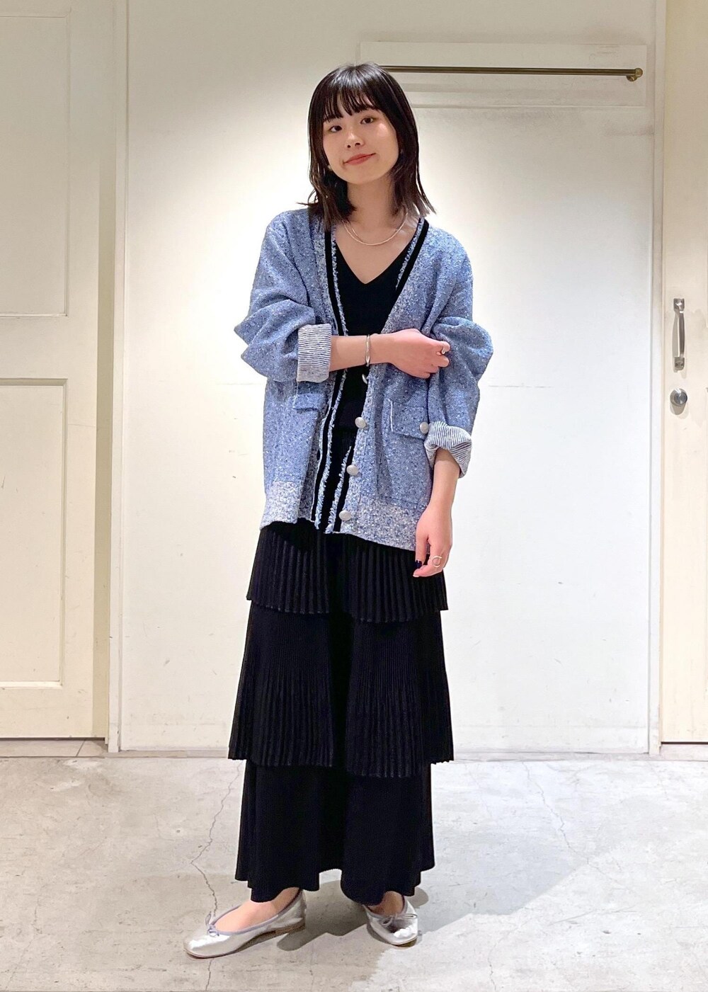 「24SS春の新作、ジャケット、カーディガン、Vネック、ウォッシャブルシルク、キャミソール、プリーツ、porselli、バレエシューズ、サロンアダムエロペ、ERICKA NICOLAS BEGAY、ネックレス、シルバーアクセ、ブルー、ブラック」|「E.PORSELLIの【porselli(ポルセリ)】ballet shoes metalic/バレエシューズ(バレエシューズ、シルバー系)」を使った、michiruさん(レディース・156cm)の冬コーディネートの3枚目の写真