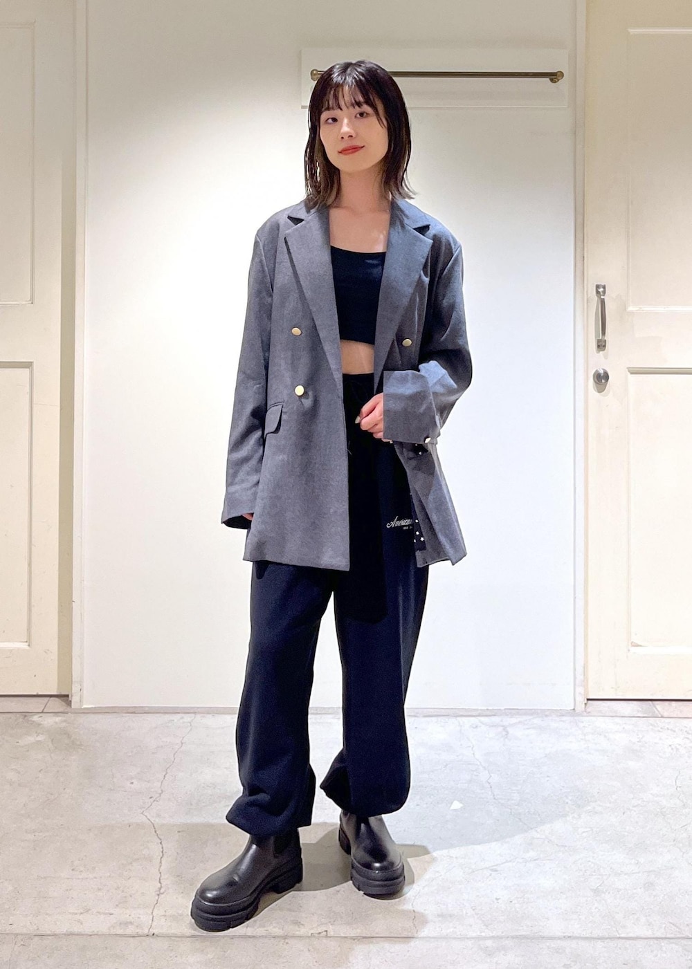 「新作、Americana for SALON、Americana、スウェット、トートバッグ、R&D.M.Co-OLDMAN'S TAILOR、グレー、ジャケット、オーバーサイズ、ダブルボタン、ブラック、レザー、厚底、初秋コーデ、秋コーデ」｜「AMERICANAの【Americana for SALON】別注メタルボタンダブルジャケット/ブレザー（テーラードジャケット、グレー系）」を使った、michiruさん（レディース・156cm）の秋コーディネートの3枚目の写真