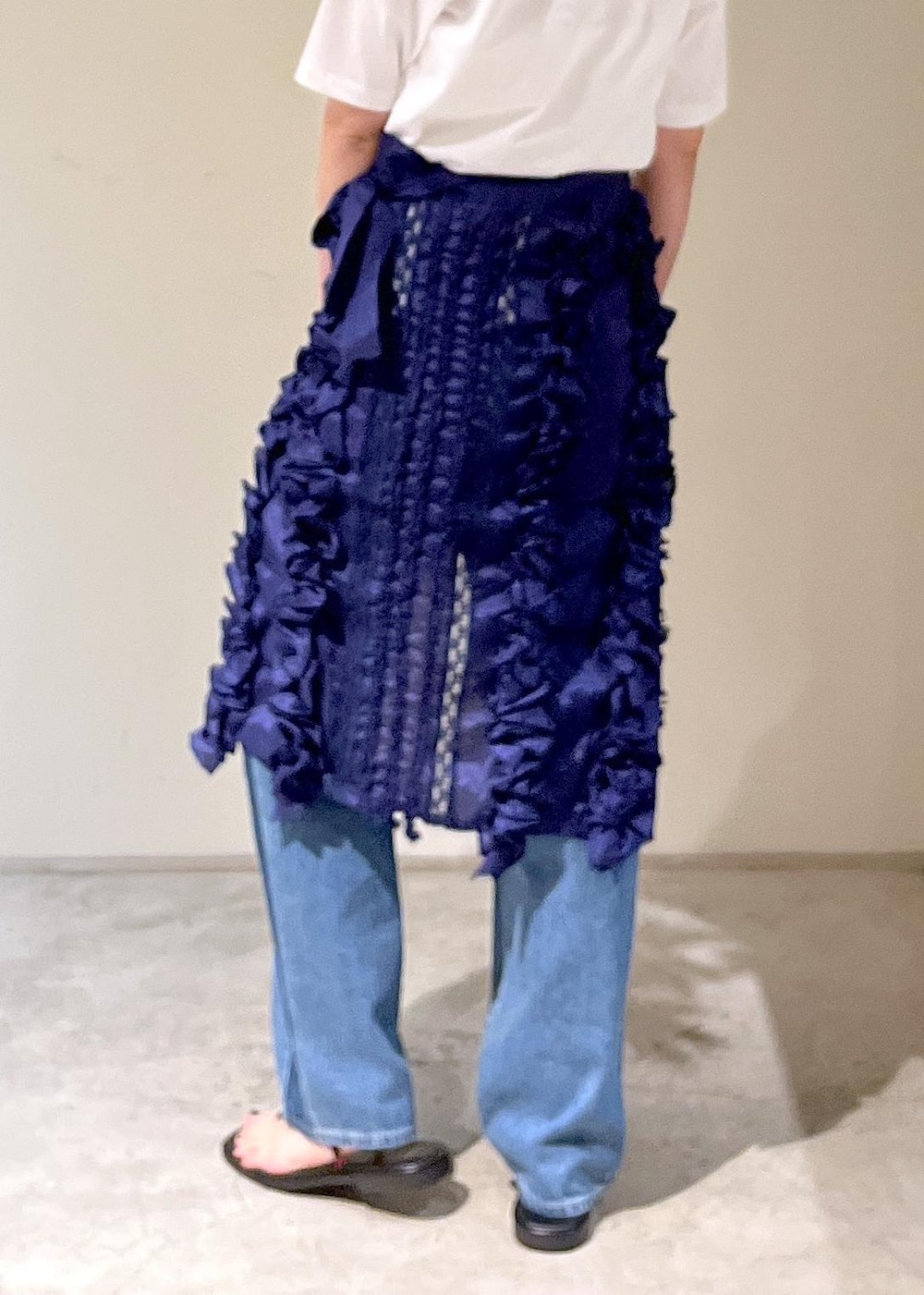「Yasuko Hirano、平野泰子、アートプリント、KURO for SALON、OPTIMA SIDELINE、デニム、crinkle crinkle crinkle、クリンクルクリンクルクリンクル、ネイビー、巻きスカート、NICOLAS LAINAS、レザー、エプロンスカート、初夏コーデ、夏コーデ」｜「NICOLAS LAINASの【NICOLAS LAINAS（ニコラスライナス）】サンダル（サンダル、ブラック系）」を使った、michiruさん（レディース・156cm）の春コーディネートの7枚目の写真