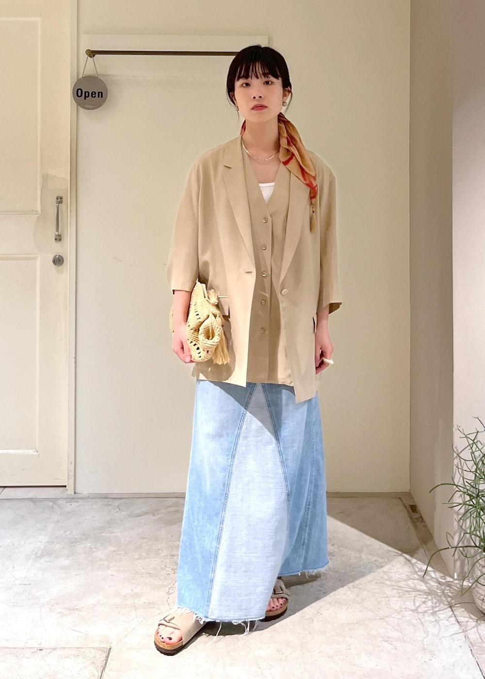 「GENTLE SILK、羽織、半袖、ウォッシャブルシルク、ベージュ、プリマベール、ホワイト、RED CARD TOKYO、vivan、ブルー、BIRKENSTOCK、Zurich、MAISON N.H PARIS、タイダイ染め、オレンジ」｜「SALON adam et rope'の[25SS]GENTLE SILKジレ【セットアップ対応】（ベスト、ベージュ系）」を使った、michiruさん（レディース・156cm）の春コーディネートの2枚目の写真