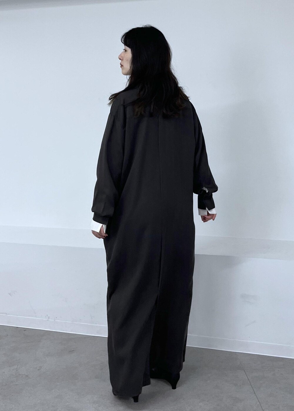 ホワイト系のシャツ/ブラウス、グレー系のワンピース、ブラック系のブーツを着用したレディースの秋コーディネートの5枚目の写真