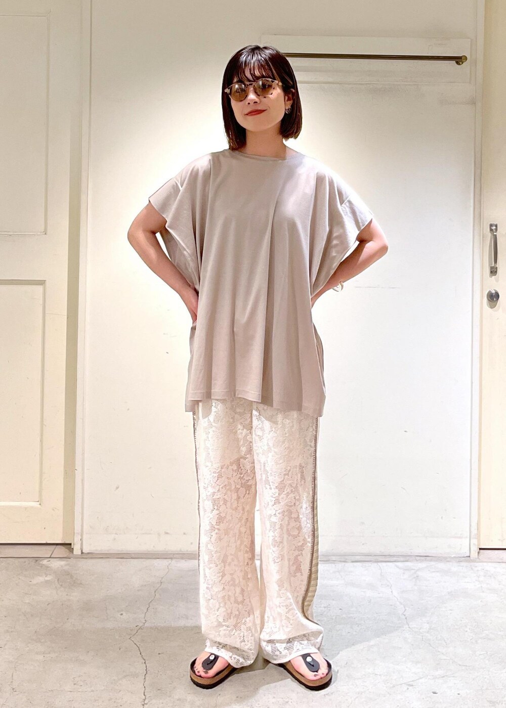「Tシャツ、オーガニックコットン、BIRKENSTOCK、Gizeh Big Buckle LEOI、IZIPIZI、POPUP、サングラス、bonbonstore、日傘、ベージュ、プルオーバー、オーバーサイズ、ホワイト、パンツ、レース」｜「SALON adam et rope'のスムースフロープルオーバー/ビッグTシャツ【接触冷感・UVケア】（Tシャツ/カットソー、ベージュ系）」を使った、michiruさん（レディース・156cm）の春コーディネートの8枚目の写真