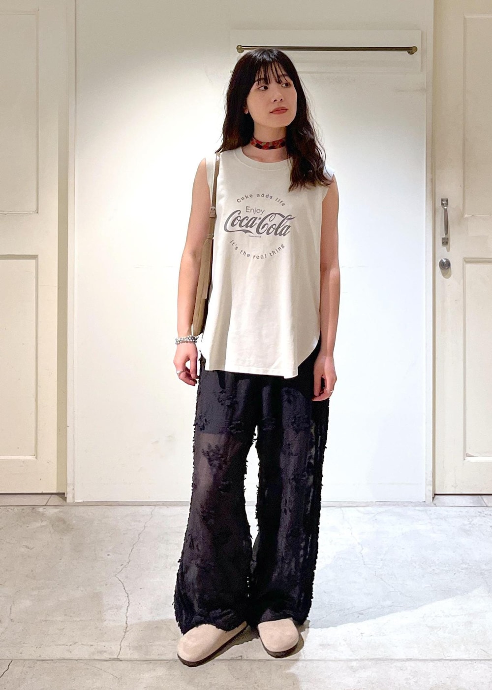「Coca-Cola COLLECTION by JUN、Coca-Cola、コカ・コーラ、ロゴ、ベージュ、crinkle crinkle crinkle、シアー、ブラック、BIRKENSTOCK、Boston、WS、Ultrasuede(R)、初夏コーデ、夏コーデ、初秋コーデ」｜「BIRKENSTOCKの【BIRKENSTOCK(ビルケンシュトック)】Boston/ボストン（サンダル、グレー系）」を使った、michiruさん（レディース・156cm）の夏コーディネートの6枚目の写真