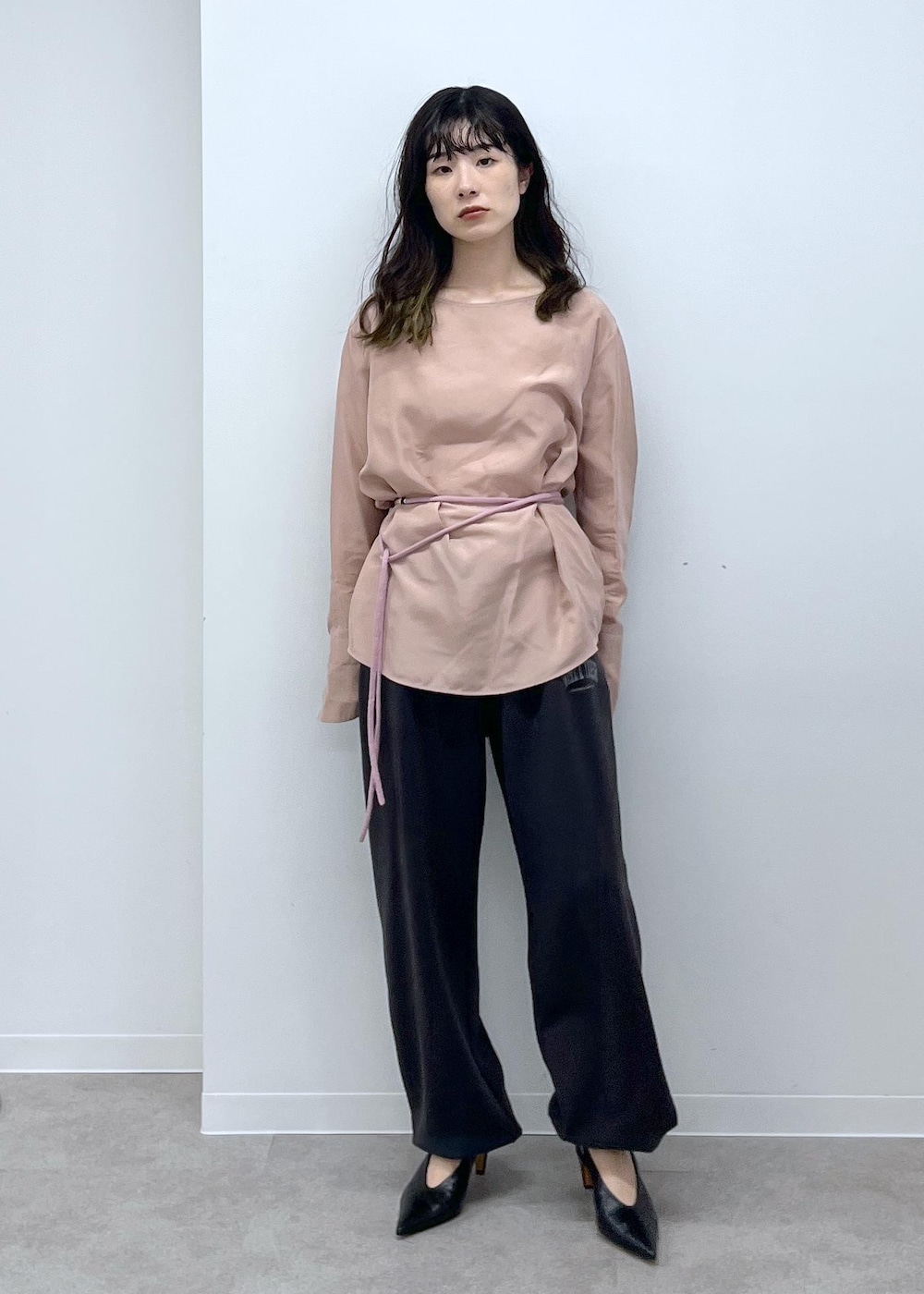 「GENTLE SILK、ピンク、チャコール、ＷＳ、レザー、ブラック、ミニバッグ、extreme cashmere、初秋コーデ、秋コーデ、デートコーデ、お出かけコーデ、旅行コーデ、アウトドアコーデ、パンツスタイル」｜「SALON adam et rope'の[25AW]GENTLE SILK ロングスリーブプルオーバー【セットアップ対応・洗える】（シャツ/ブラウス、ピンク系）」を使った、michiruさん（レディース・156cm）の夏コーディネートの6枚目の写真