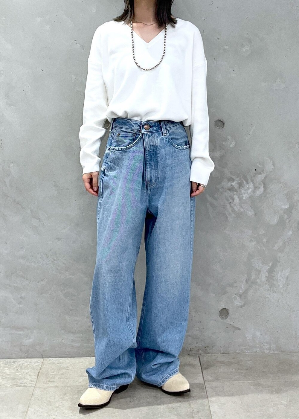 「スウェット、プルオーバー、Ｖネック、ホワイト、デニム、レザー、ERICKA NICOLAS BEGAY、ナバホパール、シルバー、RED CARD TOKYO、Dakota、初秋コーデ、秋コーデ、初冬コーデ、デートコーデ」｜「SALON adam et rope'のスプリットレザーミドルボストンバッグ（ボストンバッグ、ホワイト系）」を使った、michiruさん（レディース・156cm）の秋コーディネートの9枚目の写真