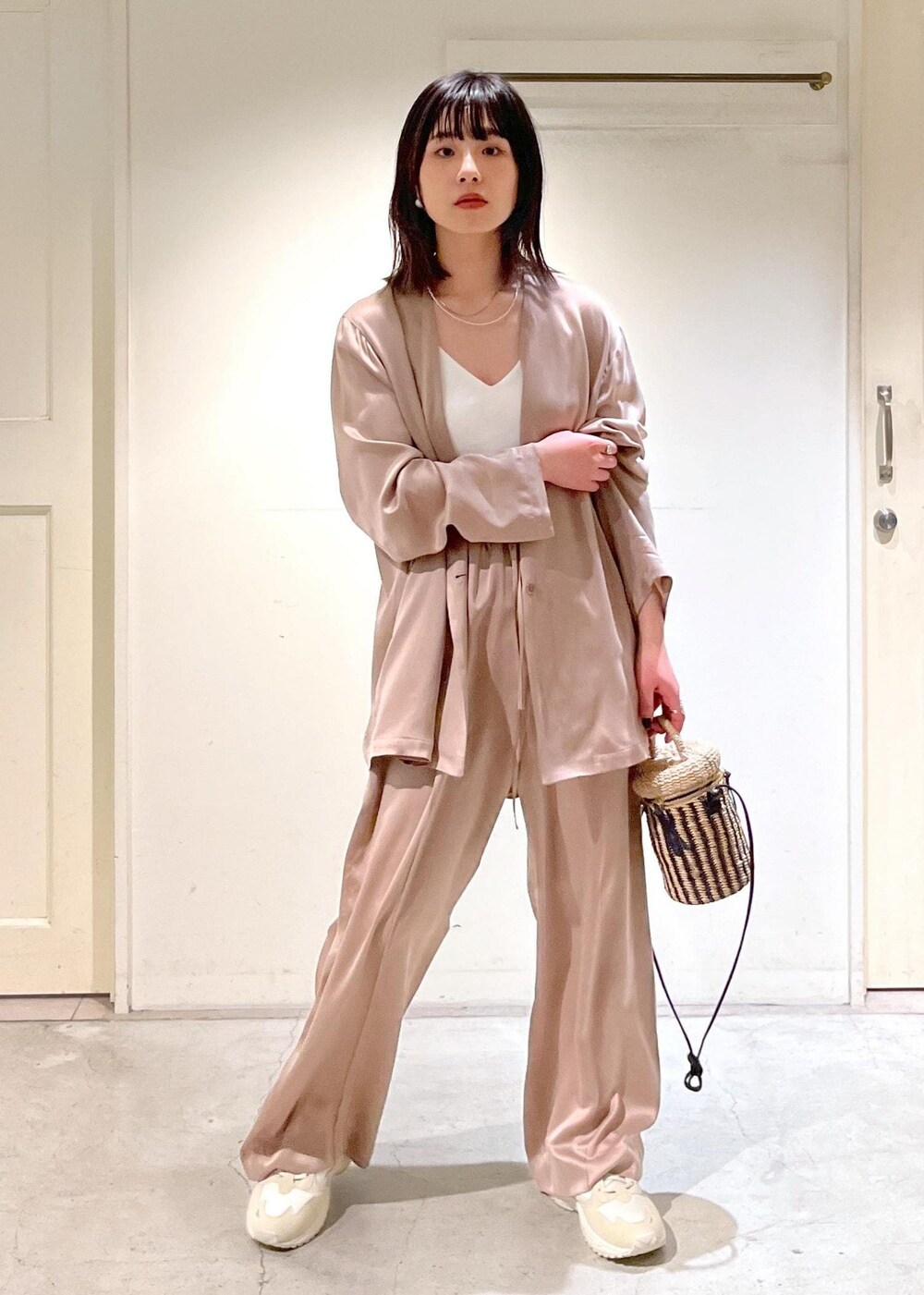 「24SS春の新作、GENTLE SILK、ジェントルシルク、ウォッシャブルシルク、ジャケット、サロンアダムエロペ、イージーパンツ、MOONSTAR、810s、BAGMATI、バグマティ、ショルダーバッグ、カゴバッグ、ERICKA NICOLAS BEGAY、エリッカニコラスビゲイ」|「SALON adam et rope'のGENTLE SILKシャツジャケット【セットアップ対応】(ノーカラージャケット、イエロー系)」を使った、michiruさん(レディース・156cm)の冬コーディネートの2枚目の写真