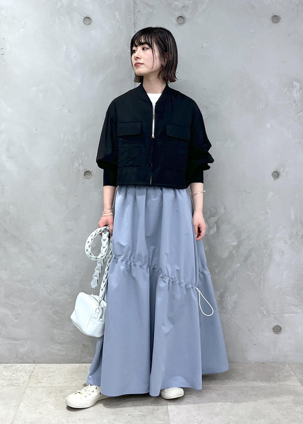 「シアー、ブルゾン、Tシャツ、ロゴ、アメリカーナ、シャーリングスカート、ZOZO限定、サックスブルー、ショルダーバッグ、フェイクレザー、スニーカー、ブラック、スカート、ブルー、ホワイト」｜「AMERICANAの【Americana（アメリカーナ）】ロゴプリントTシャツ（Tシャツ/カットソー、ホワイト系）」を使った、michiruさん（レディース・156cm）の春コーディネートの4枚目の写真