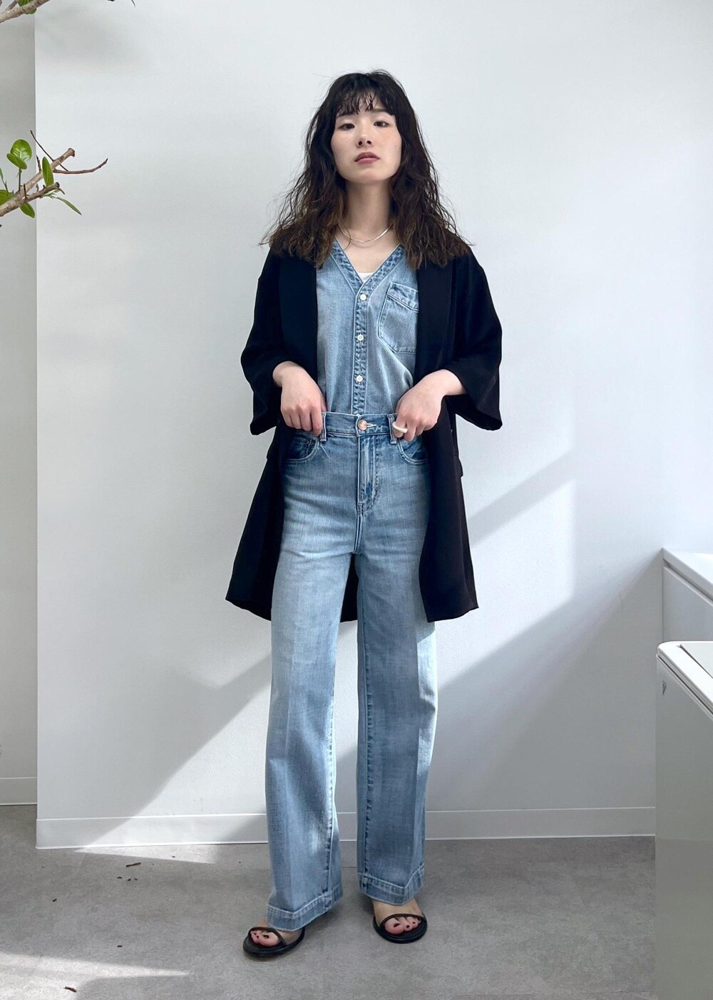 「ハーフスリーブ、ブラック、羽織、RED CARD TOKYO for SALON、RED CARD TOKYO、デニム、GILET blouse、easy SLOGAN、ブルー、BRENTELLA、VIRNINA、ミュール、春コーデ、初夏コーデ、夏コーデ」｜「RED CARD TOKYOの【RED CARD TOKYO（レッドカードトーキョー）for SALON】別注GILET blouse / デニムジレベスト（ベスト、ブルー系）」を使った、michiruさん（レディース・156cm）の春コーディネートの3枚目の写真