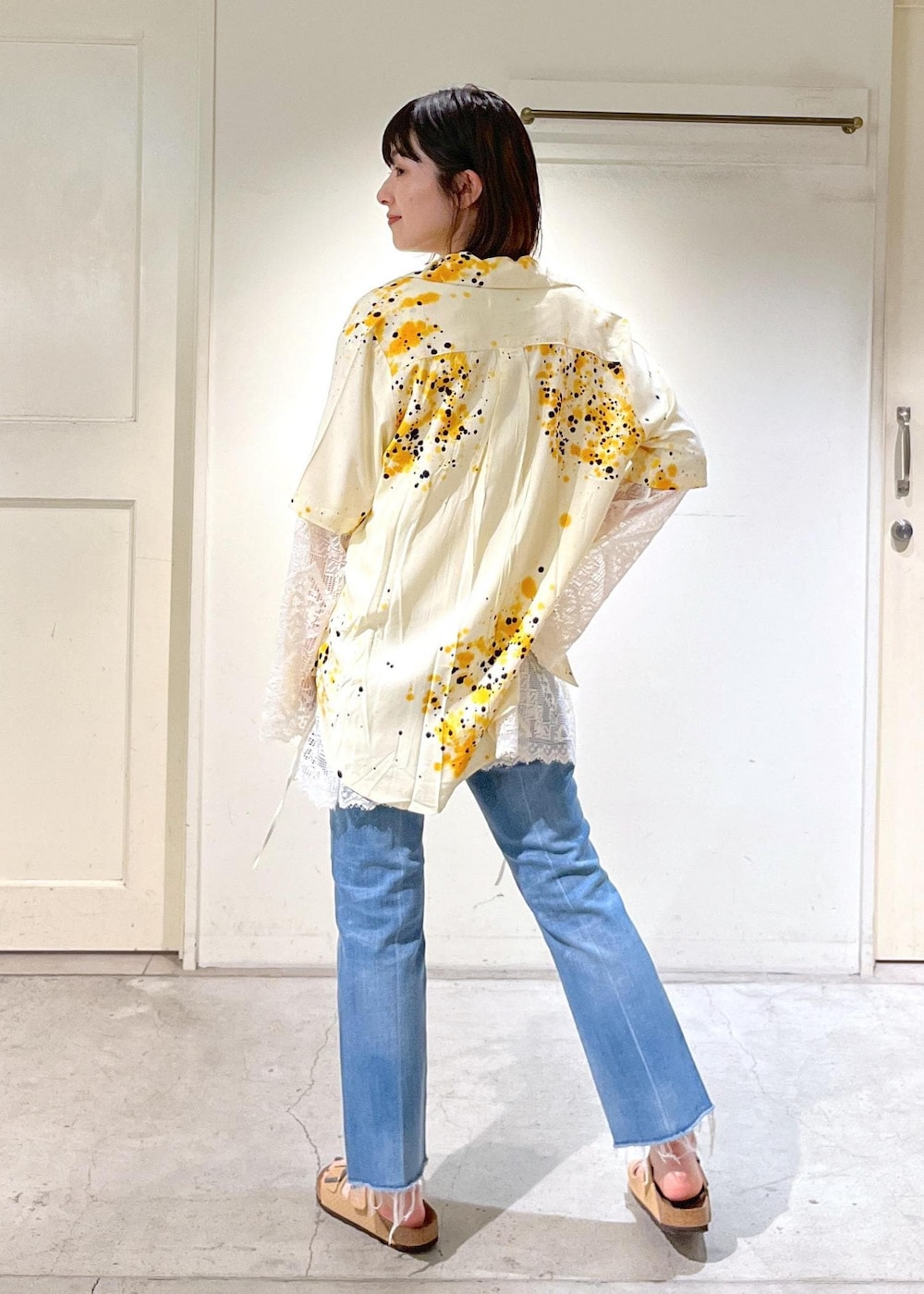 「SUKU HOME、ルームウェア、パジャマ、ナイトウェア、ジャケット、KINAN、タンクトップ、RED CARD TOKYO、Marmalade Ankle、BIRKENSTOCK、Arizona VL Dotted、kokyo、ミニバッグ、シルバー、messy weekend」|「SALON adam et rope'のスカラップレースジャケット/ガウン カーディガン(ノーカラージャケット、ホワイト系)」を使った、michiruさん(レディース・156cm)の春コーディネートの7枚目の写真