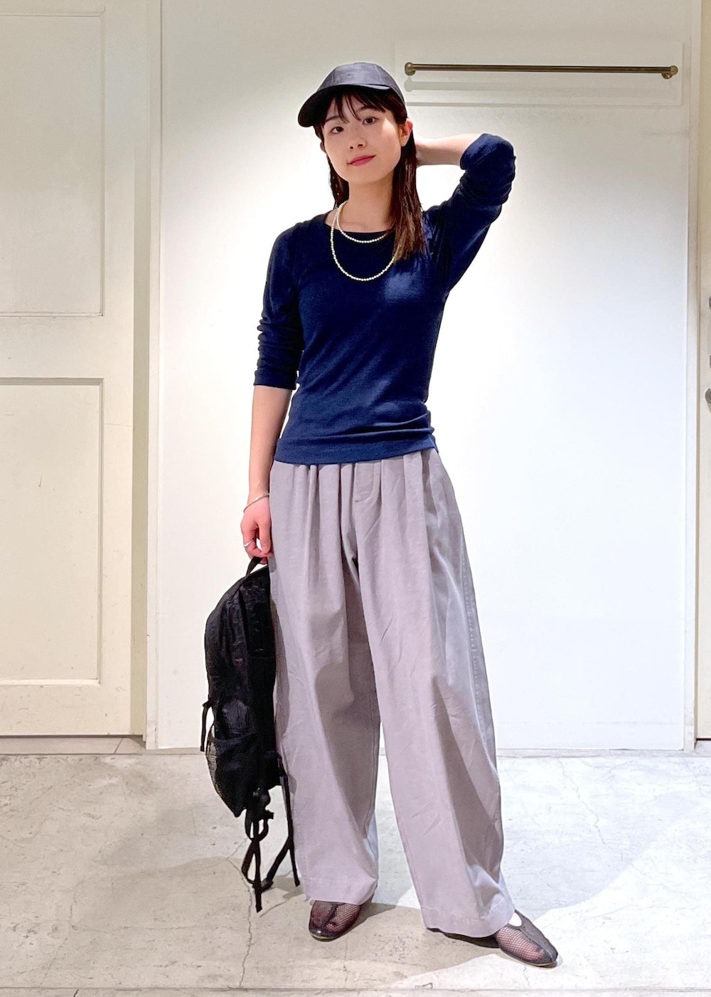 「Hug Silk、プルオーバー、Tシャツ、シルク、ネイビー、カーヴィーパンツ、グリーン、REMME、Americana for SALON、ERICKA NICOLAS BEGAY、シルバーアクセサリー、リュック、THE NORTH FACE、初春コーデ、春コーデ」｜「REMMEの【REMME(レメ)】メッシュフラットシューズ（パンプス、ブラック系）」を使った、michiruさん（レディース・156cm）の春コーディネートの2枚目の写真