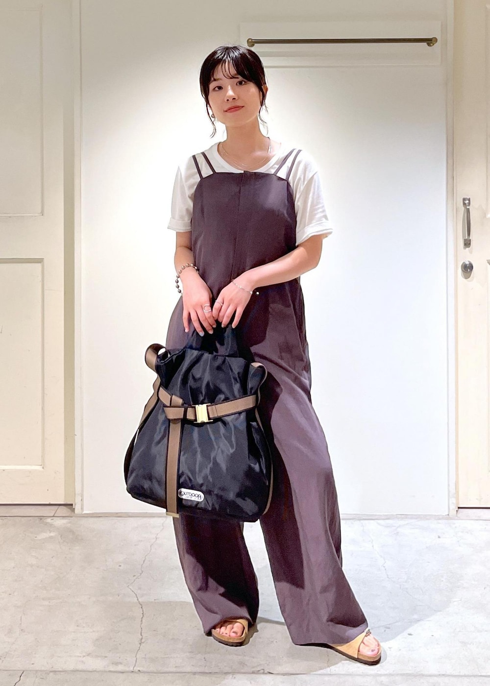 「SALE、チャコール、BIRKENSTOCK、Arizona VL Dotted、OUTDOOR PRODUCTS for SALON、OUTDOOR PRODUCTS、NativeSilverStreams、シルバー、ブラック、ホワイト、Tシャツ、オールインワン、ベージュ、初夏コーデ、夏コーデ」｜「SALON adam et rope'のダブルストラップキャミオールインワン【セットアップ対応】（つなぎ/オールインワン、グレー系）」を使った、michiruさん（レディース・156cm）の夏コーディネートの3枚目の写真