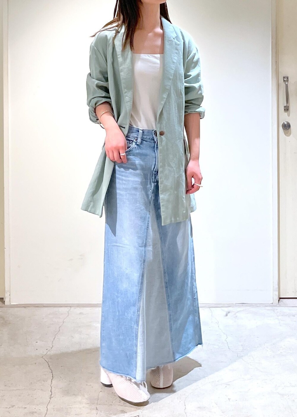 「春ジャケット、羽織、オーガニックコットン、グリーン、PELLICO SUNNY、redcardtokyo、Vivan、デニムスカート、初春コーデ、春コーデ、デートコーデ、お出かけコーデ、旅行コーデ、推し活コーデ、女子会コーデ」｜「SALON adam et rope'のオーガニックコットンダブルガーゼジャケット（テーラードジャケット、グリーン系）」を使った、michiruさん（レディース・156cm）の春コーディネートの9枚目の写真