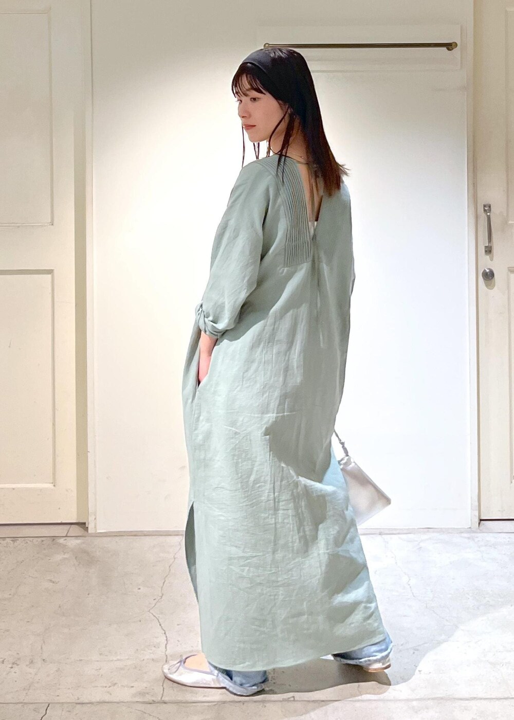 「オーガニックコットン、Vネック、グリーン、RED CARD TOKYO、RED CARD TOKYO for SALON、Dakota、デニム、ミニバッグ、レザー、シルバー、初春コーデ、春コーデ、デートコーデ、お出かけコーデ、旅行コーデ」|「RED CARD TOKYOの【RED CARD TOKYO(レッドカードトーキョー)for SALON】別注Dakota/デニム(デニムパンツ、ブルー系)」を使った、michiruさん(レディース・156cm)の春コーディネートの6枚目の写真